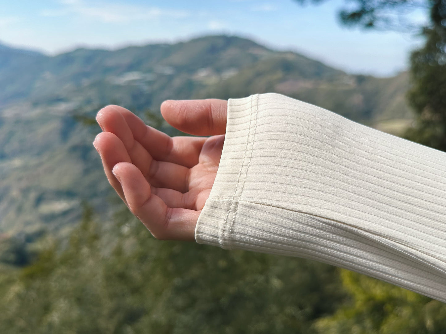 帶胸墊假兩件掛脖排扣運動上衣(2色)