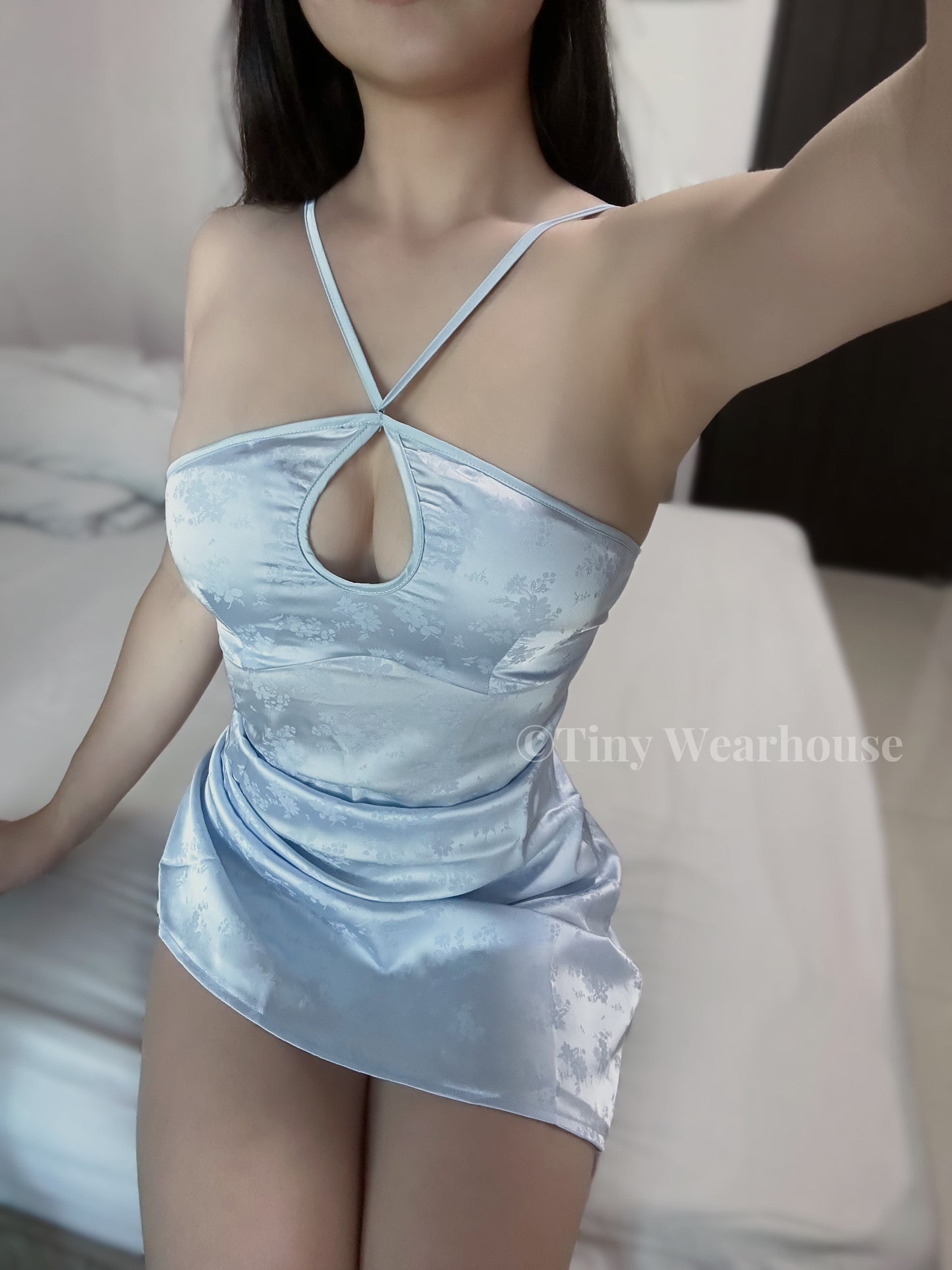 帶胸墊掛脖緞面美背睡衣