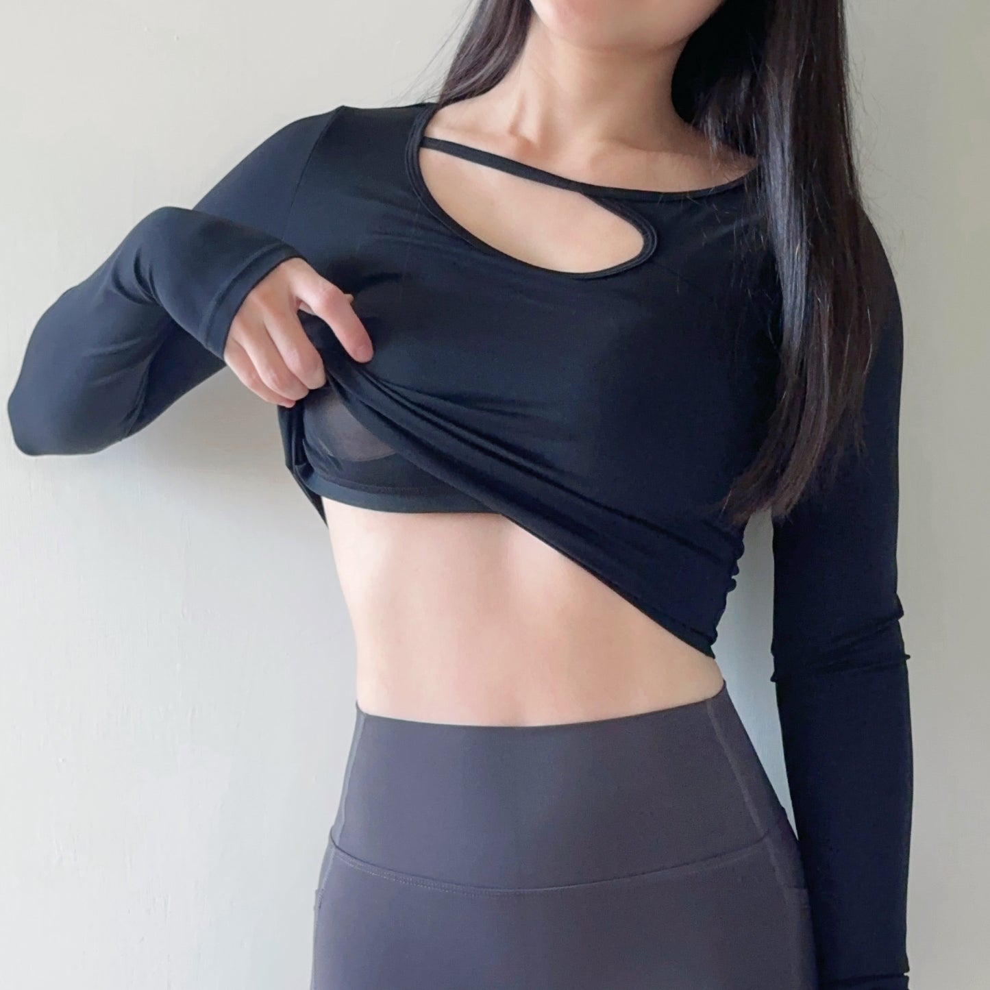帶胸墊挖空長袖運動上衣（2色）