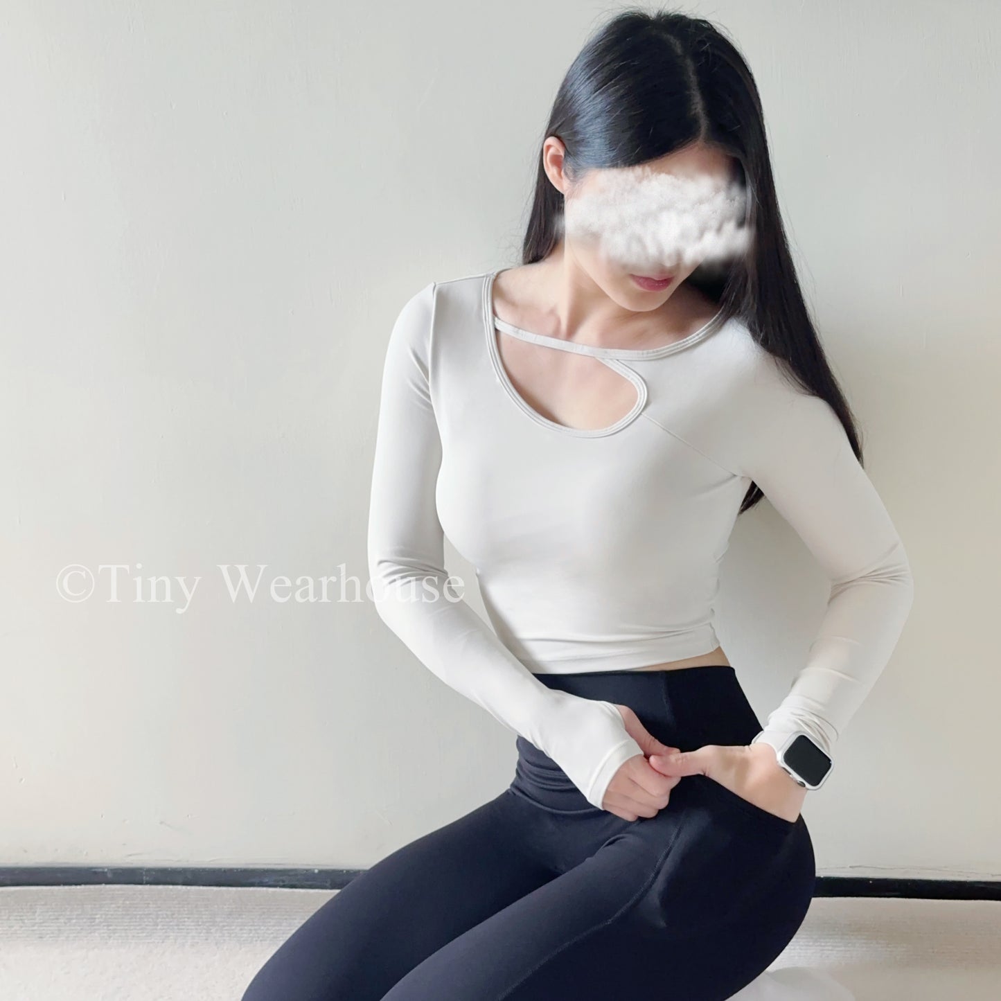 帶胸墊挖空長袖運動上衣（2色）