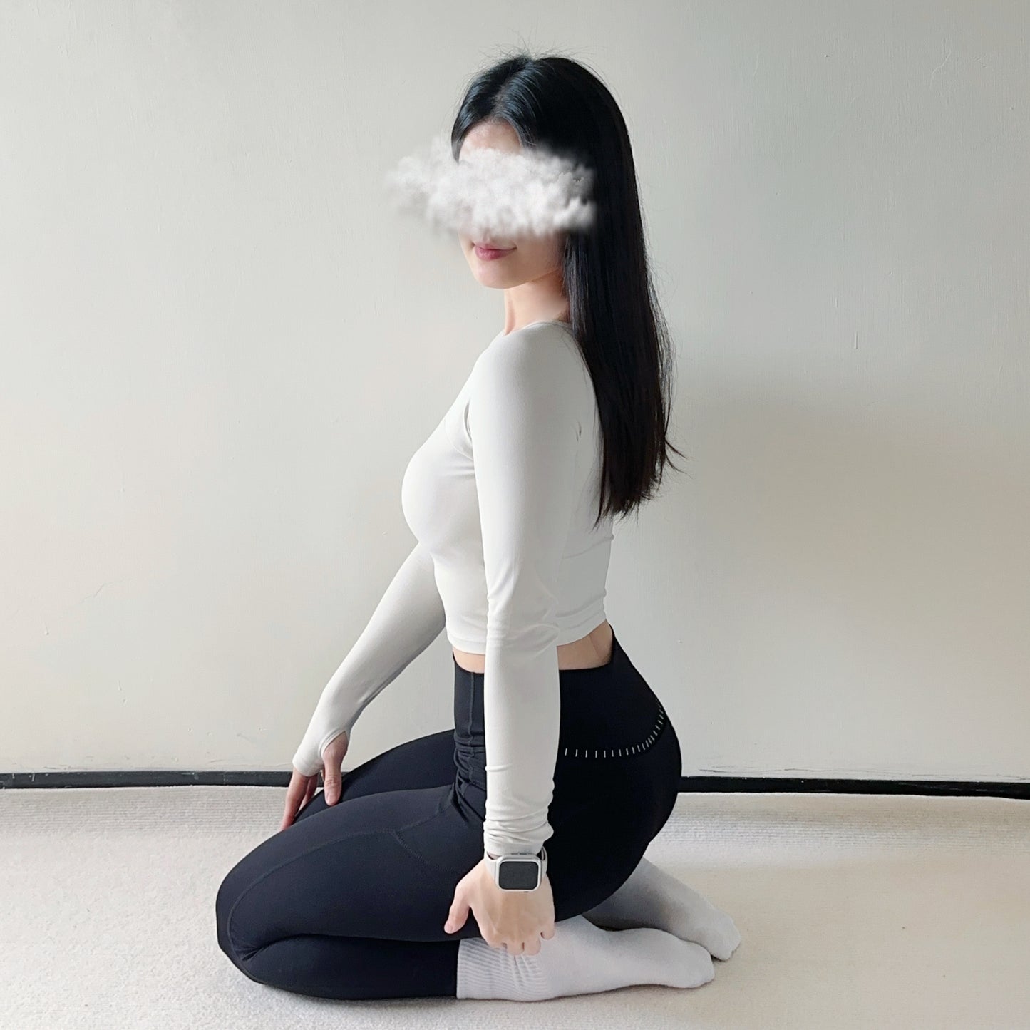 帶胸墊挖空長袖運動上衣（2色）