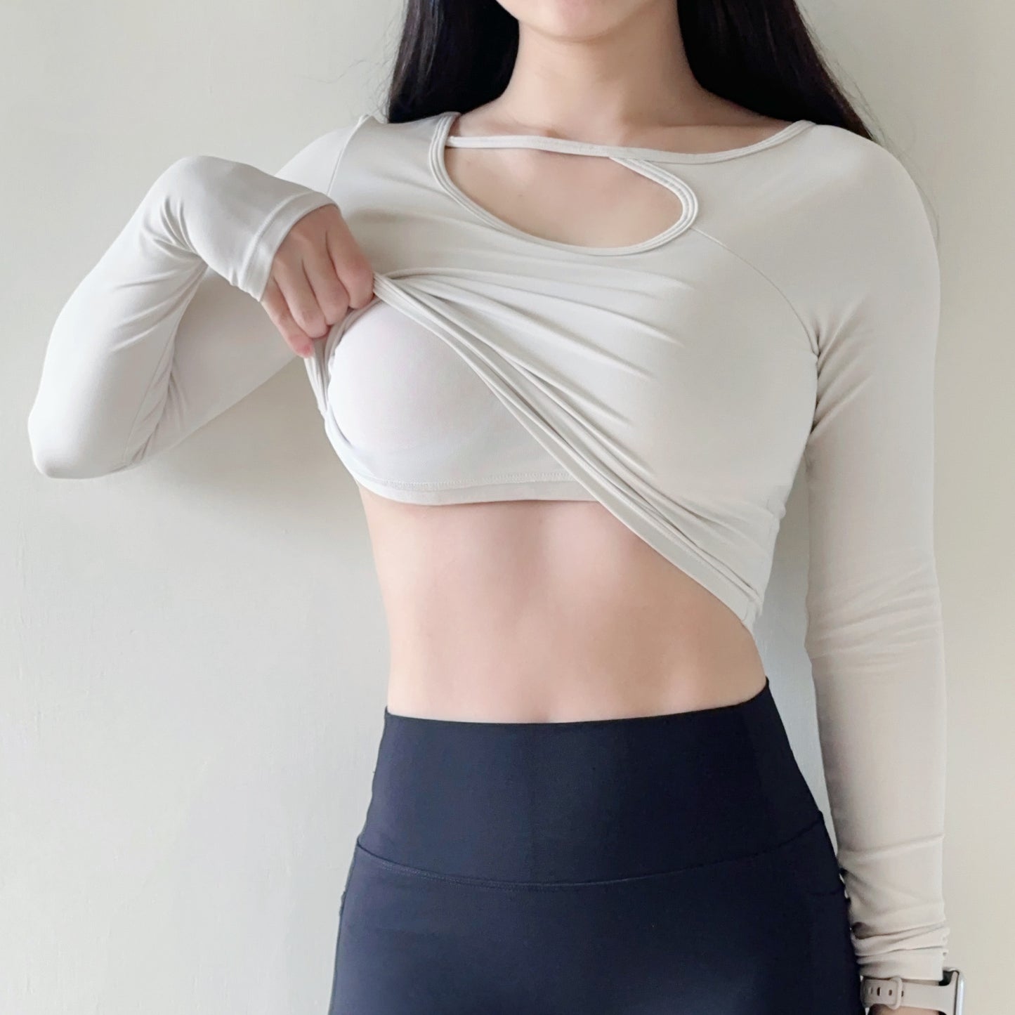 帶胸墊挖空長袖運動上衣（2色）