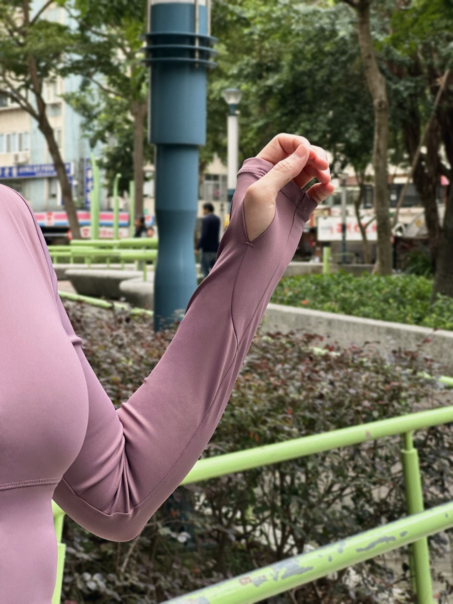 帶胸墊圓領多線條美背運動上衣（2色）