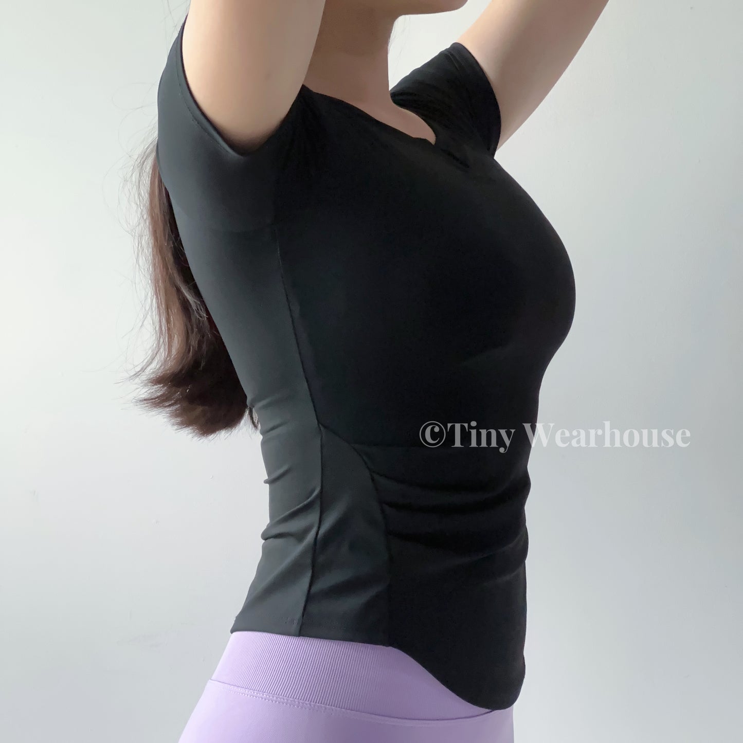 帶胸墊小V領抓皺短袖運動上衣（4色）