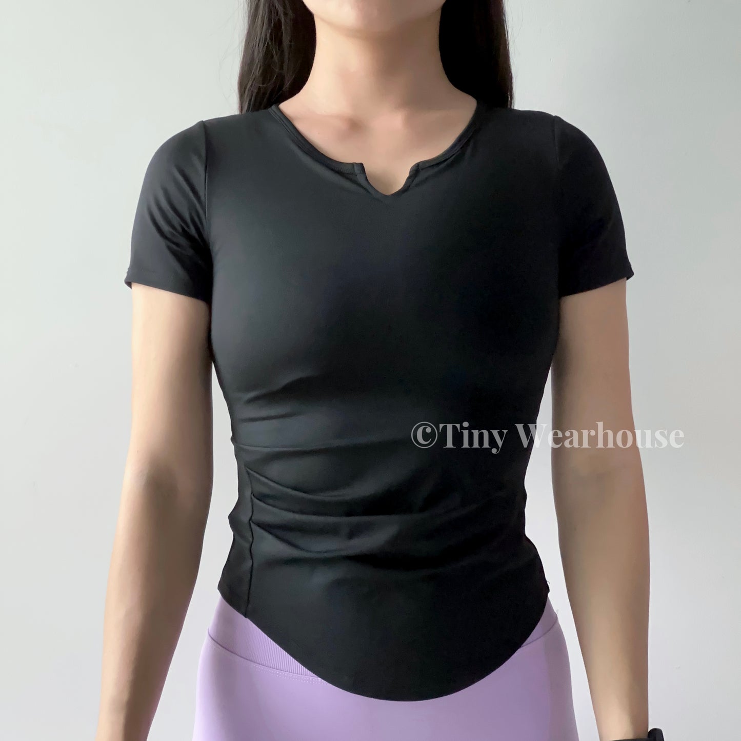 帶胸墊小V領抓皺短袖運動上衣（4色）