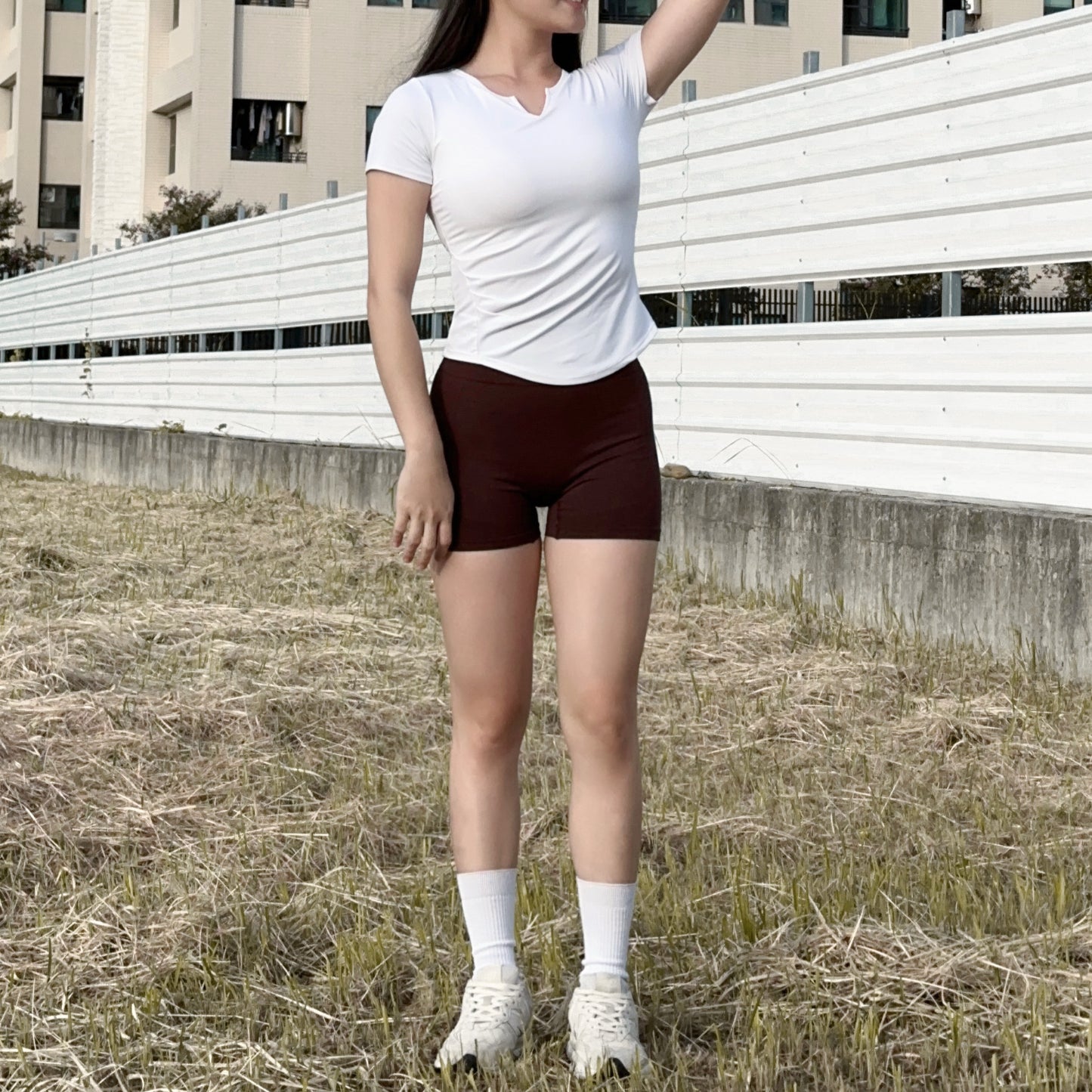 帶胸墊小V領抓皺短袖運動上衣（4色）