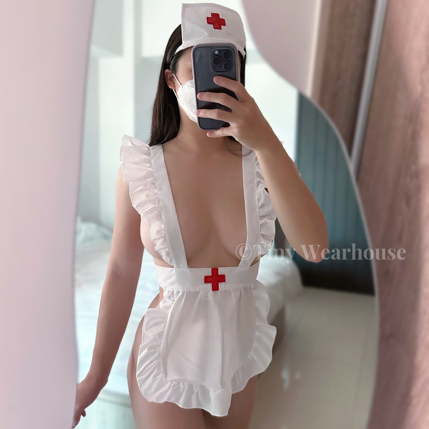 大深Ｖ遮不住小護士圍裙情趣內衣
