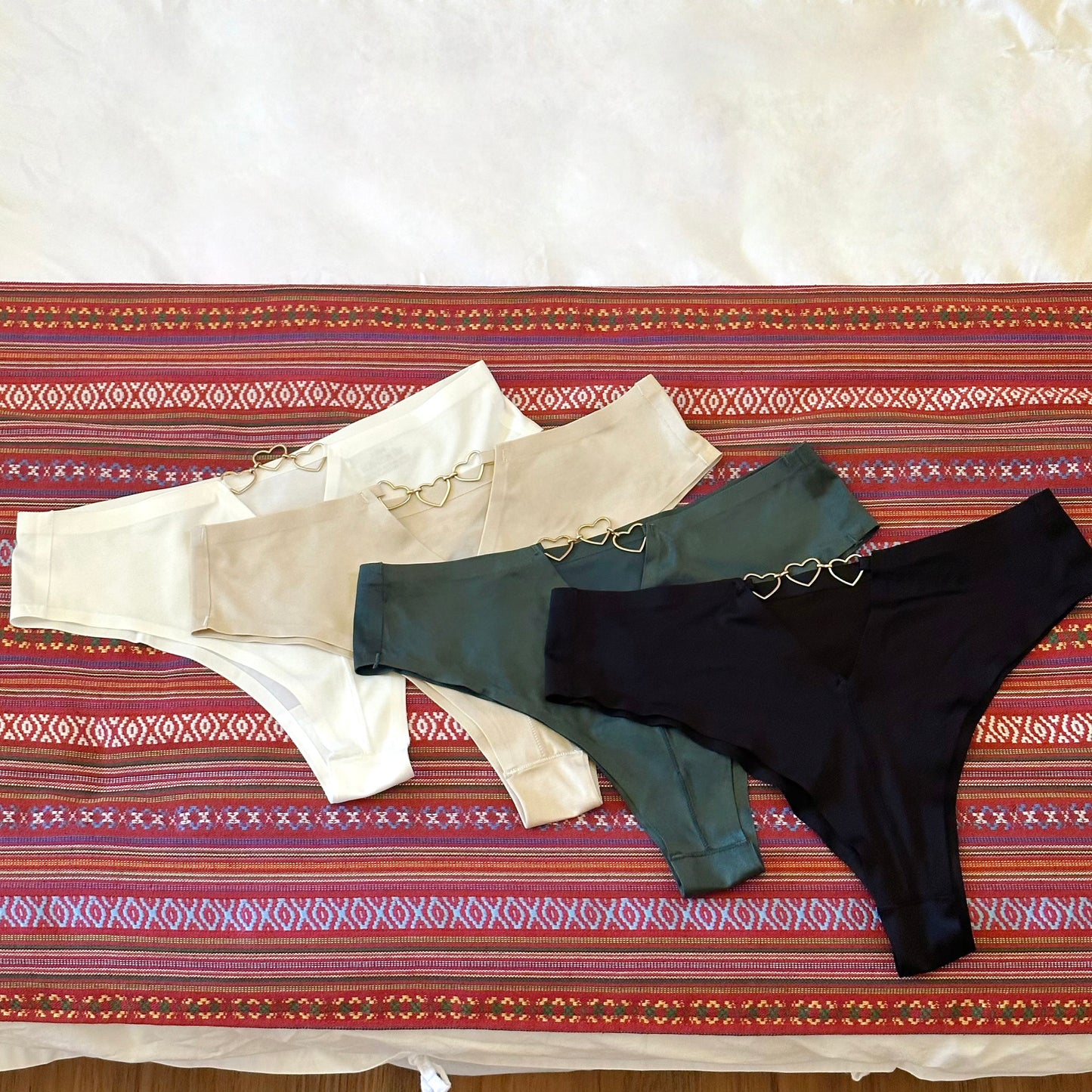 愛心鏤空微包臀無痕內褲（4色）