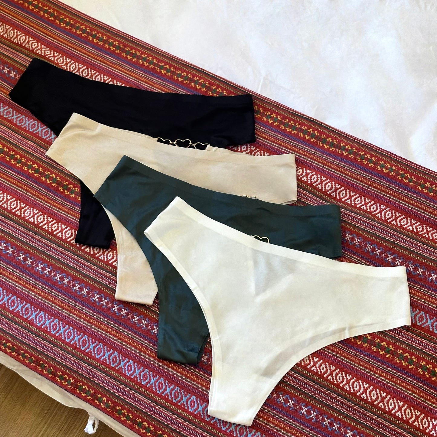 愛心鏤空微包臀無痕內褲（4色）