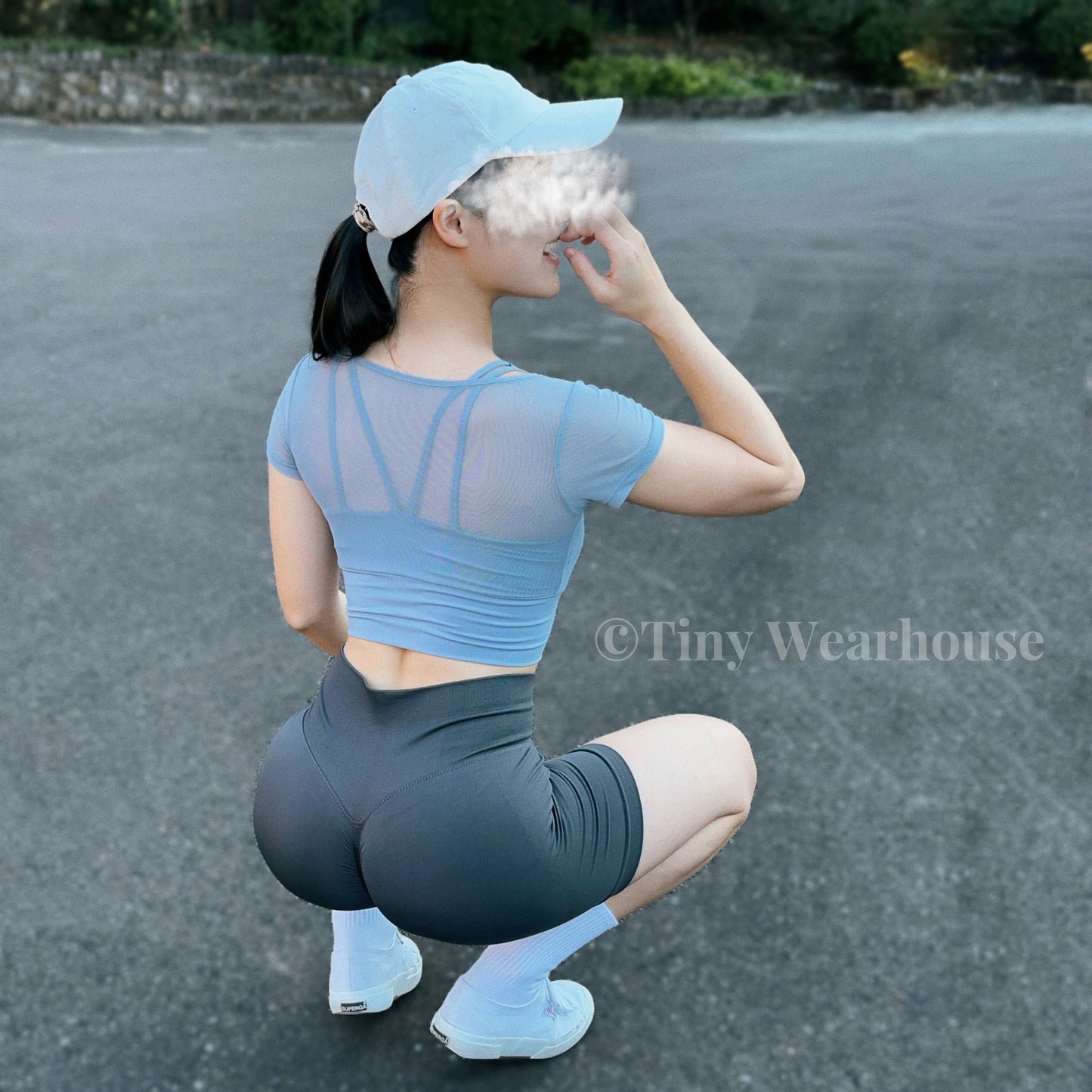 帶胸墊假兩件網紗透膚運動上衣（2色）