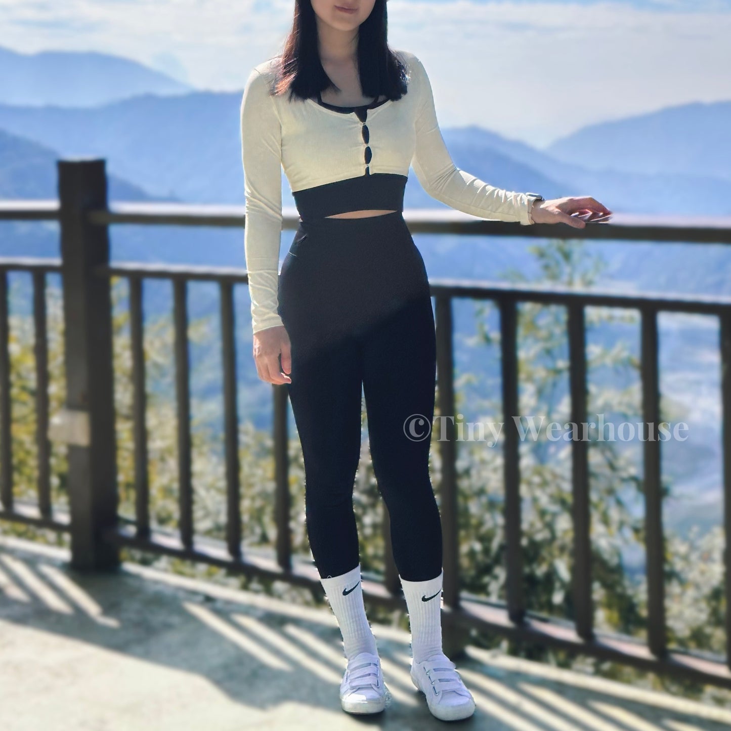 帶胸墊假兩件掛脖排扣運動上衣（2色）