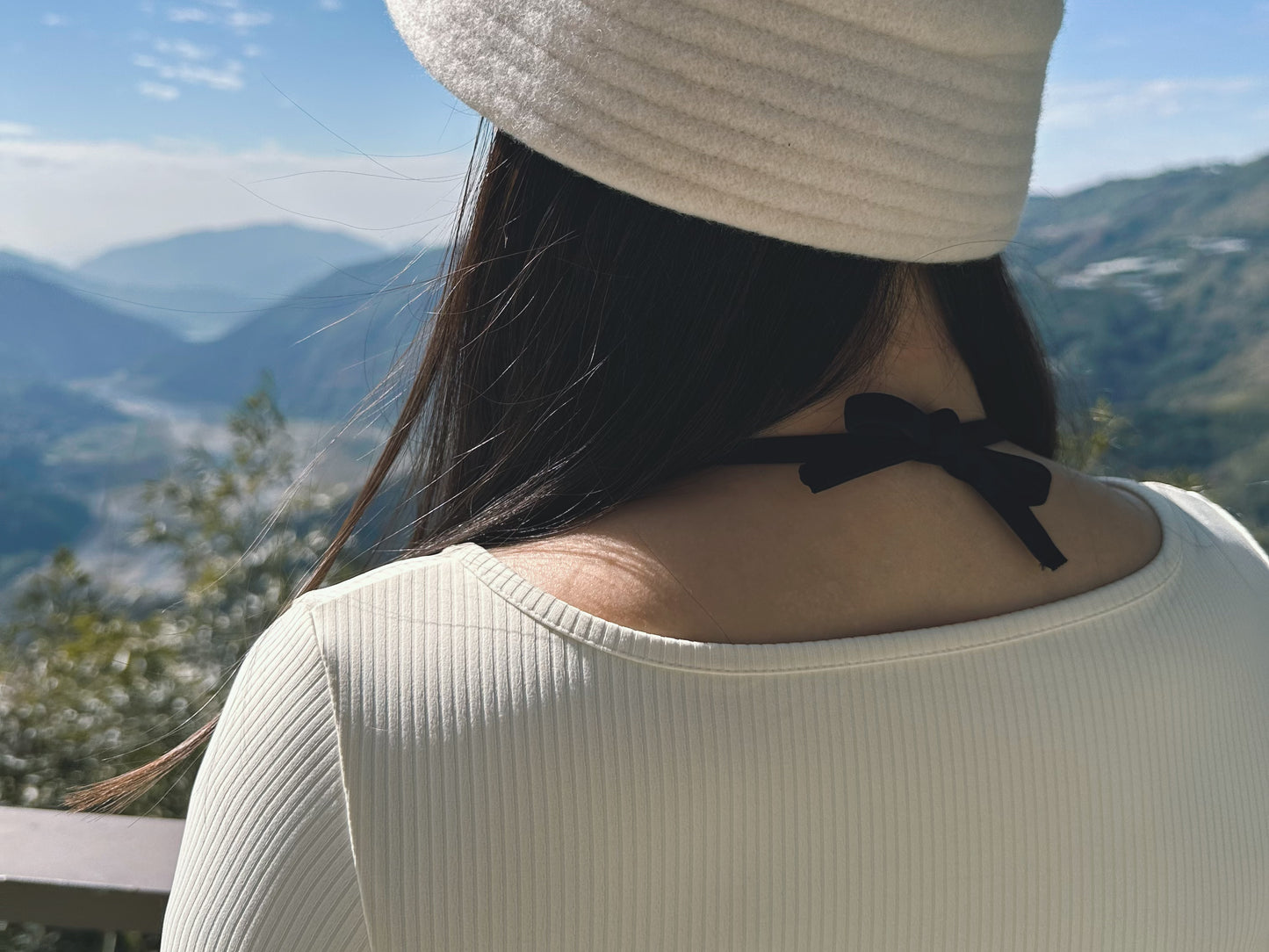 帶胸墊假兩件掛脖排扣運動上衣（2色）