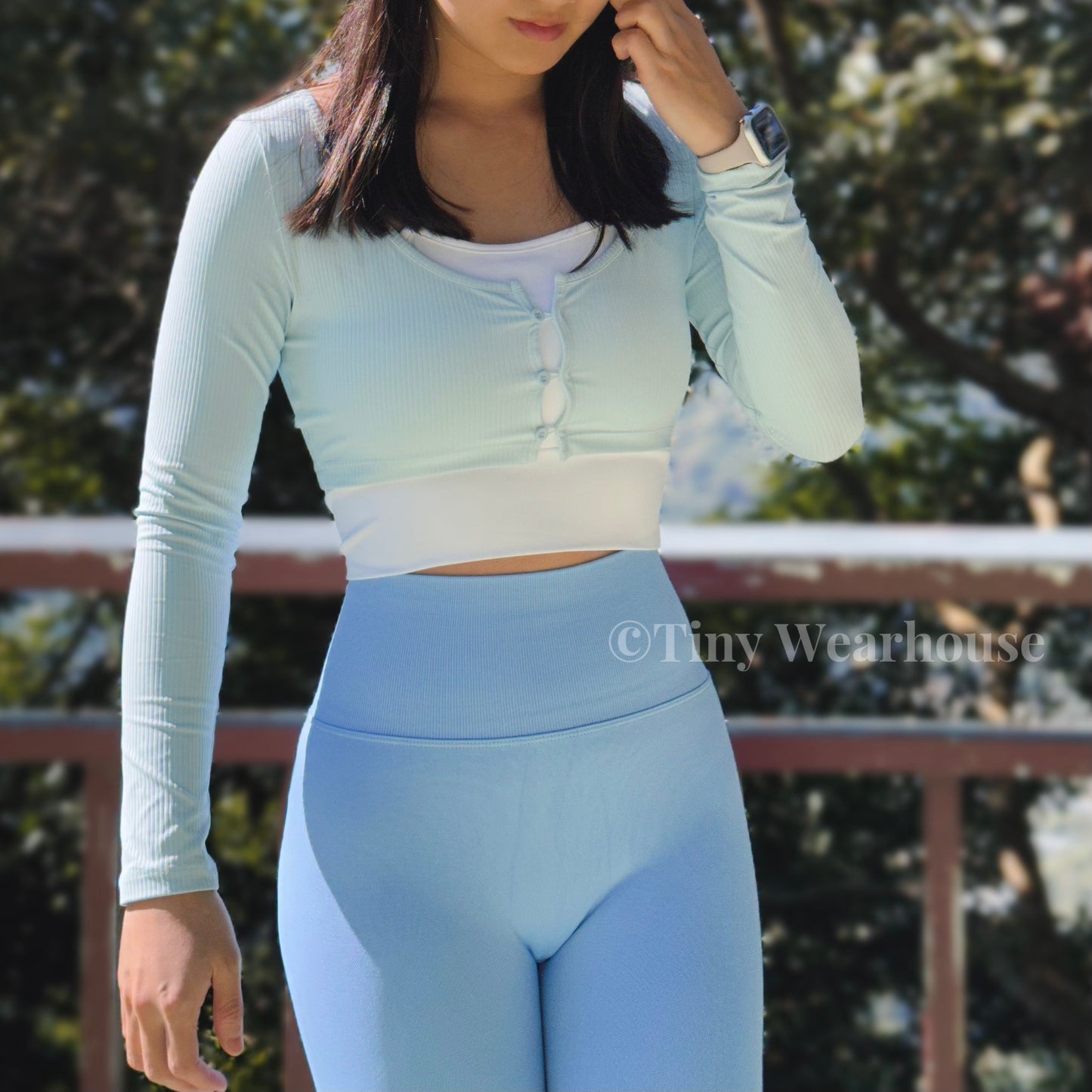 帶胸墊假兩件掛脖排扣運動上衣（2色）