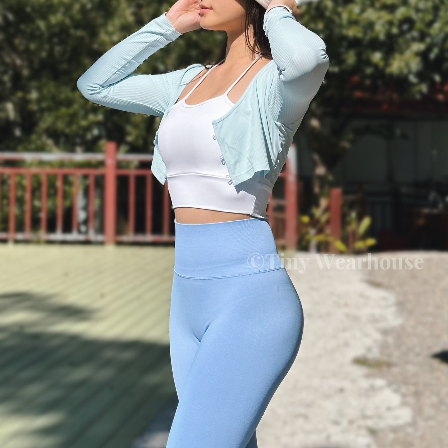 帶胸墊假兩件掛脖排扣運動上衣（2色）