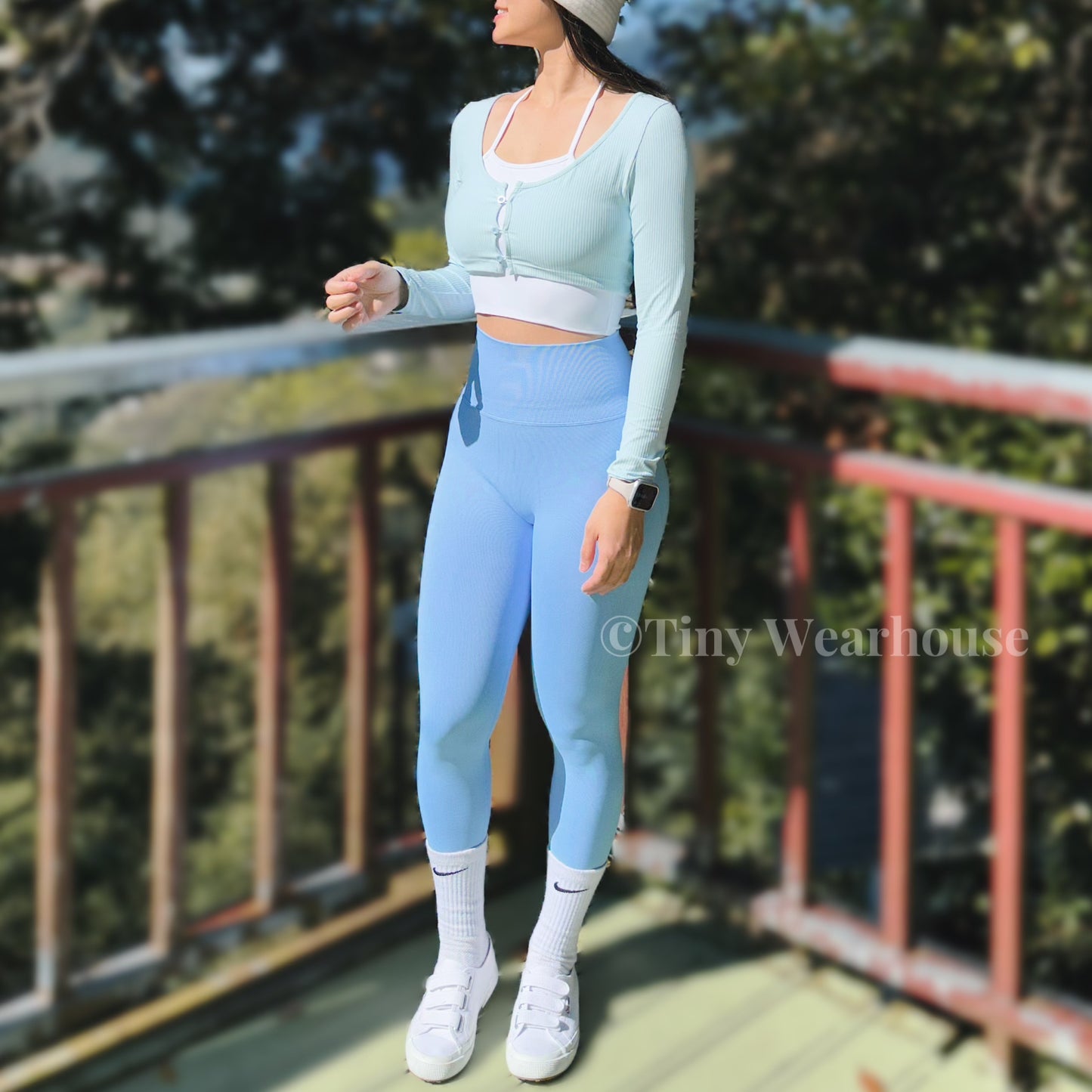 帶胸墊假兩件掛脖排扣運動上衣（2色）