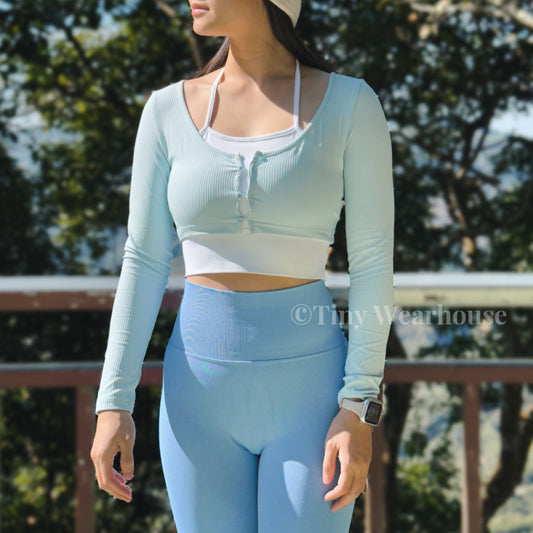 帶胸墊假兩件掛脖排扣運動上衣（2色）