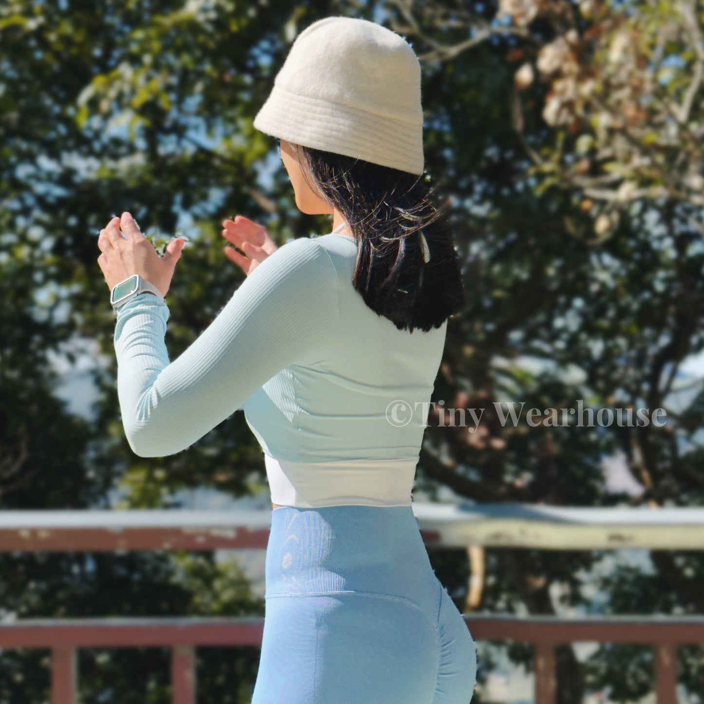 帶胸墊假兩件掛脖排扣運動上衣（2色）