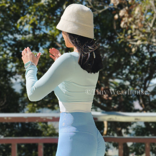 帶胸墊假兩件掛脖排扣運動上衣（2色）