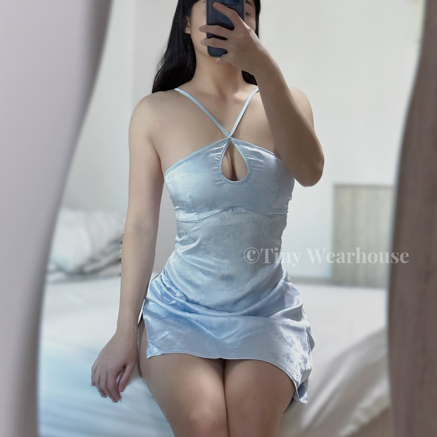 帶胸墊掛脖緞面美背睡衣