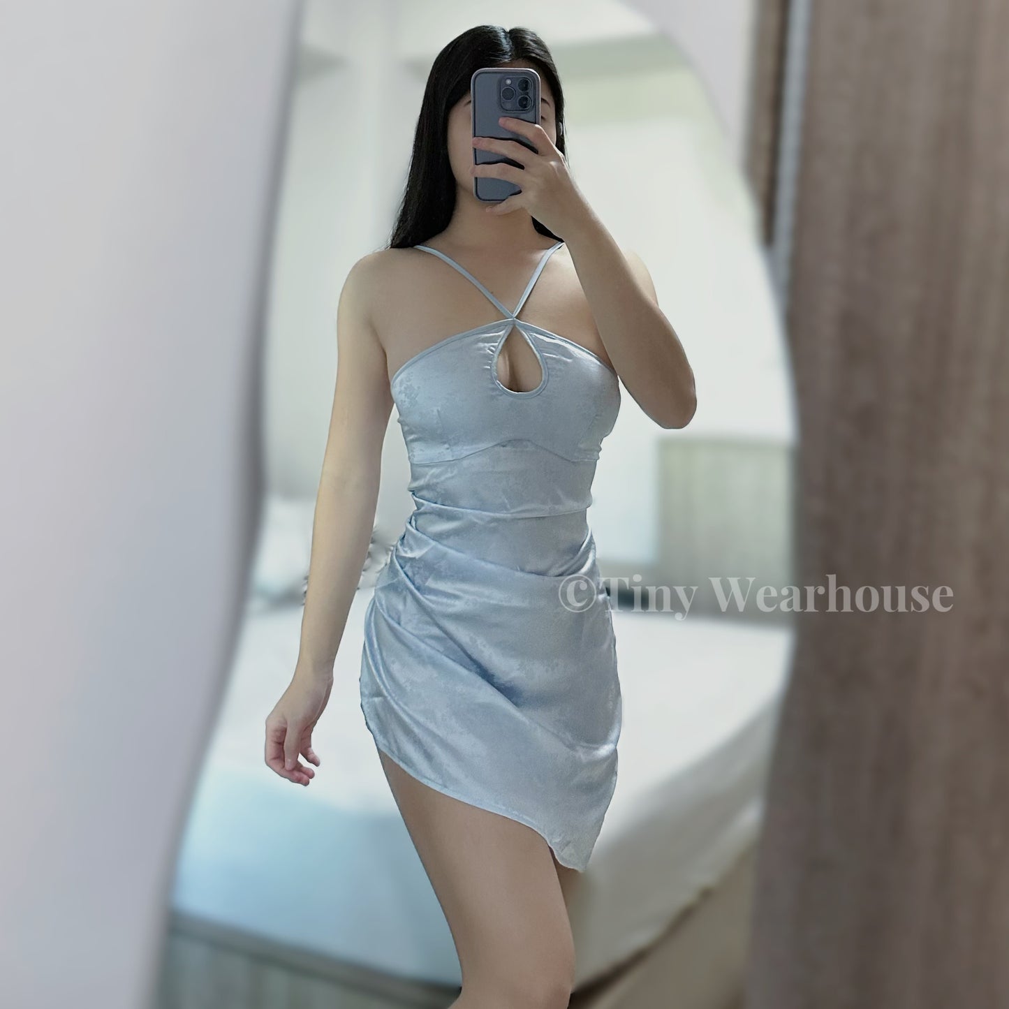 帶胸墊掛脖緞面美背睡衣