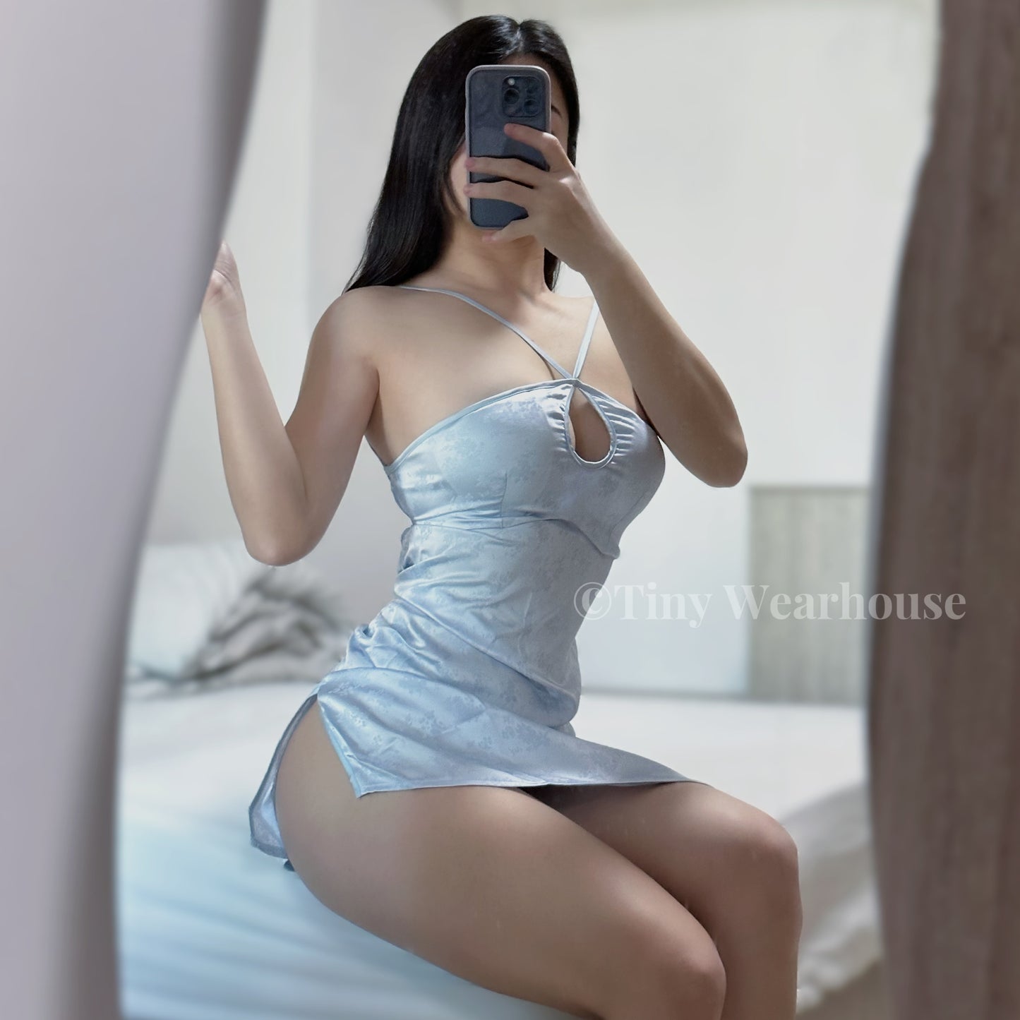 帶胸墊掛脖緞面美背睡衣