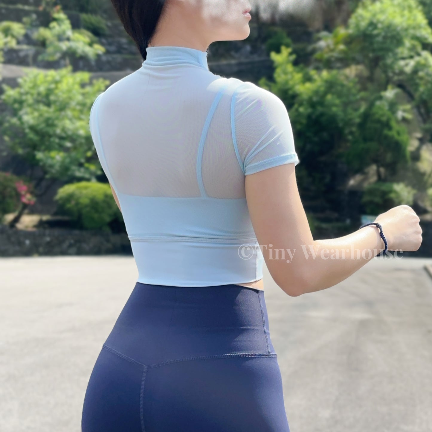 帶胸墊假兩件透膚高領運動上衣（2色）