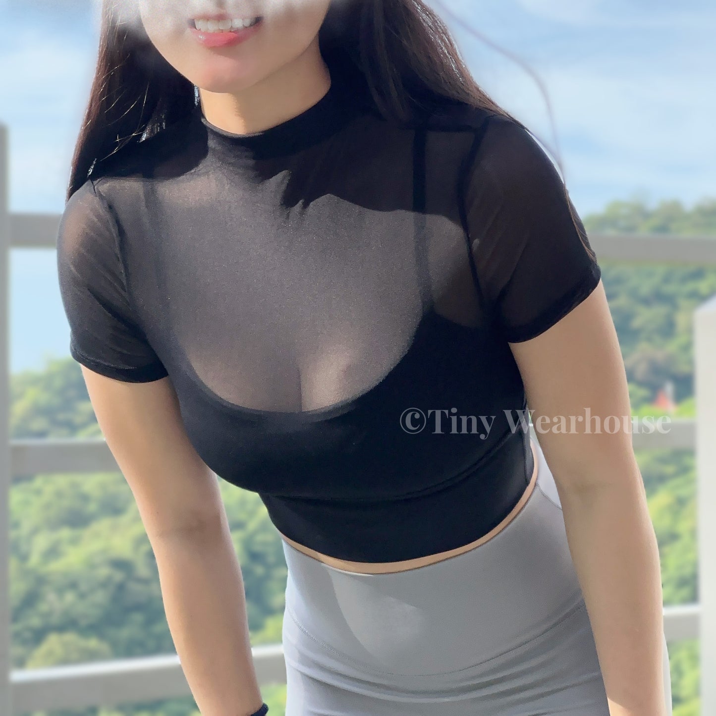 帶胸墊假兩件透膚高領運動上衣（2色）