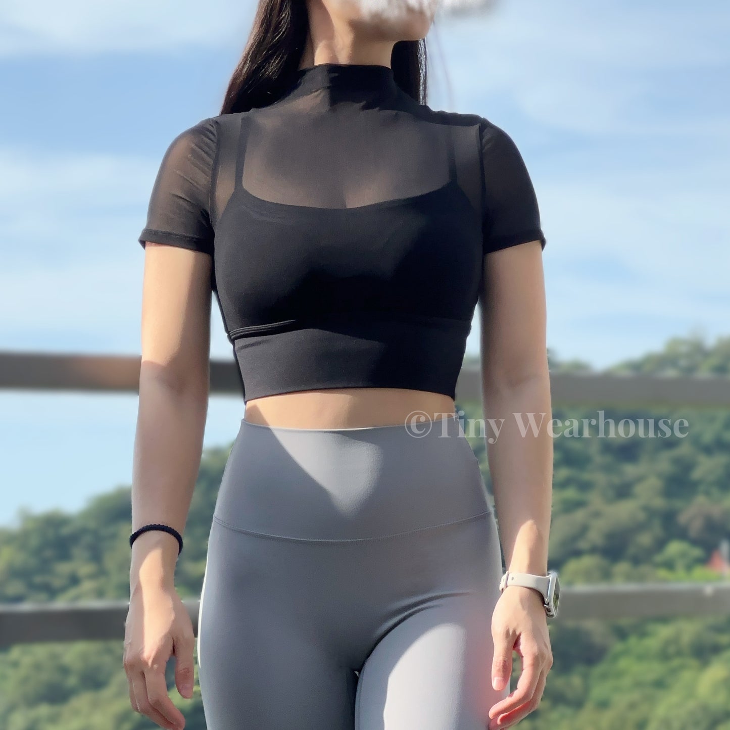 帶胸墊假兩件透膚高領運動上衣（2色）