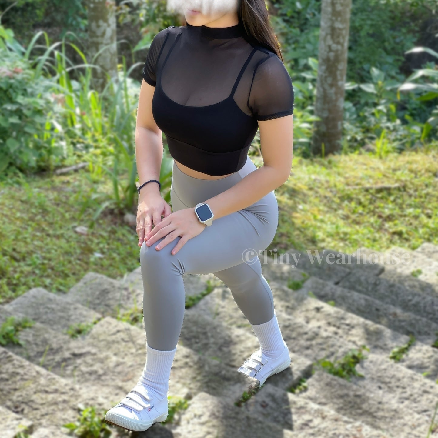 帶胸墊假兩件透膚高領運動上衣（2色）