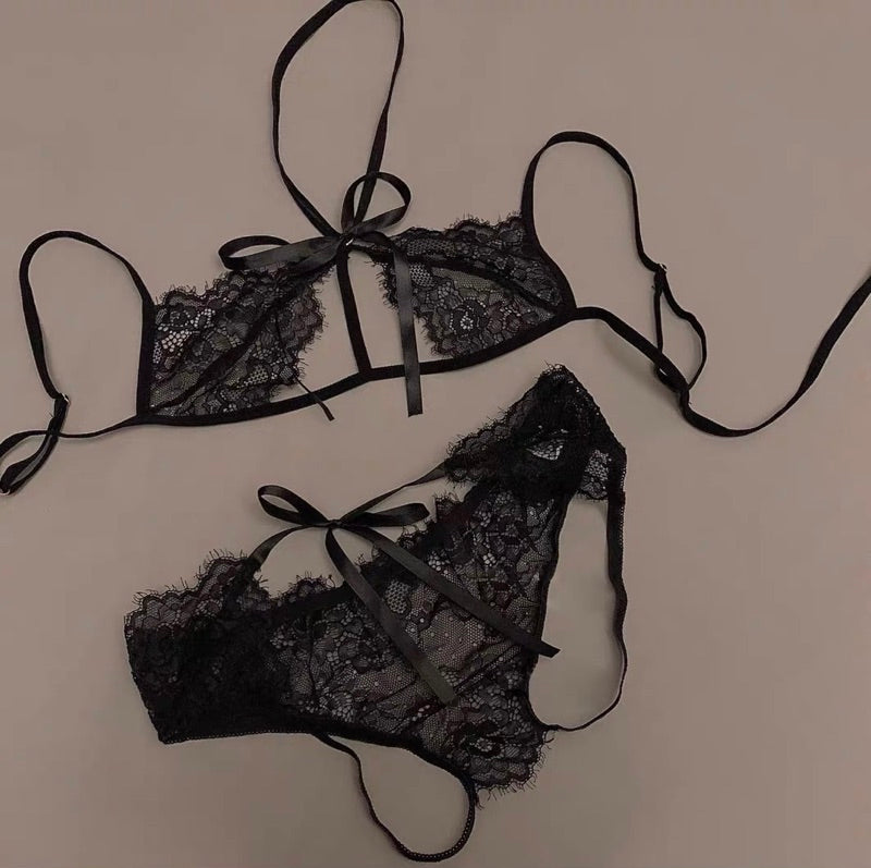 掛脖蝴蝶結蕾絲兩件式情趣內衣（3色）